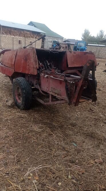 təkər traktor: Belarus MTZ tipli traktor - Korpus: kabinəli, mavi-qara rəng sxemi — 12