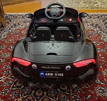 elekt: Uşaq üçün elektrikli avtomobil – Maserati üslubunda, qara rəng — 3