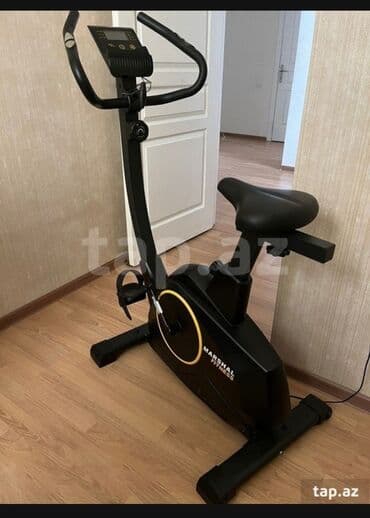 velotrenajor xizek: Qara rəngdə, Marshal Fitness markalı велотренажер. Məşq zamanı — 1