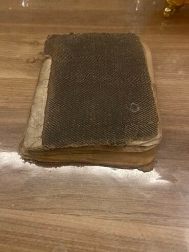 Məktəb dərslikləri: Bu köhnə kitab parçadan hazırlanmış üz qabığı və saralmış səhifələri — 1