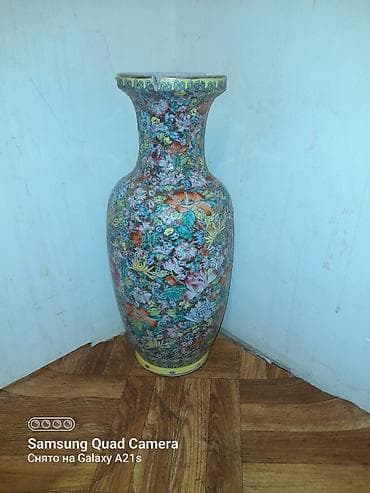 Elvan reng çalarlı yere qoyulan gùldan . çatlayįb agzi