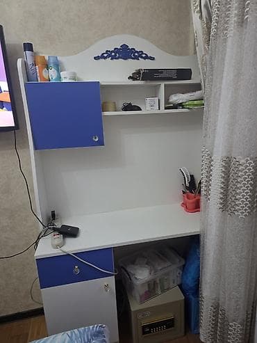 masa ders: Ağ-göy rəng kombinasiyaında kompakt yazı masası və üst rəf-bloklu — 1