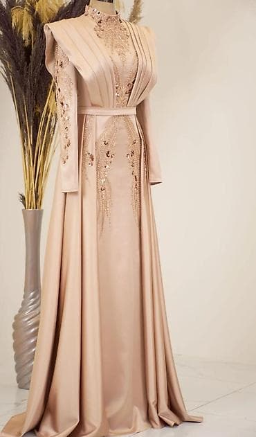 Платья: Zərif gecə/libas – şampan-bej rəngdə, uzun ətəkli və axıcı siluet. - — 2