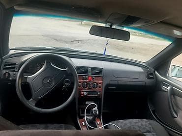 oturacaqlar masin: Mercedes-Benz C-Class sedan - Kuzov: ağ rəngli 4 qapılı sedan — 4