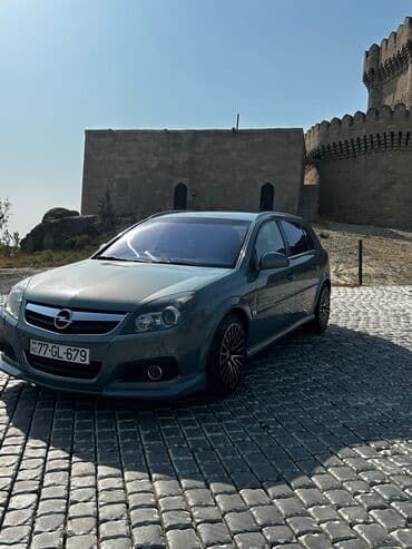 işlənmiş təkər satışı: Boz rəngdə Opel Vectra C, geniş, beşqapılı sedan modelidir. Avtomobil — 1