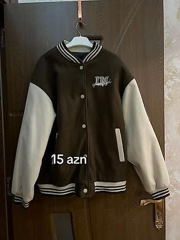 Varsiti stili jaket - Rəng: qara gövdə, ağ qollar - Dizayn: zolaqlı at lalafo.az Varsiti stili jaket - Rəng: qara gövdə, ağ qollar - Dizayn: zolaqlı