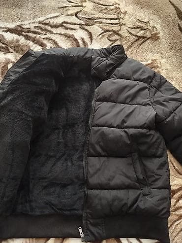 qiw geyimleri: Qara rəngli kişilər üçün qışlıq puffer-kurtka - Model: qısa, quilted — 2