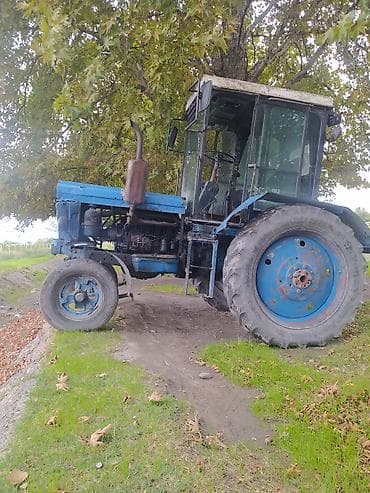 masin bmv: Mavi rəngli təkərli kənd təsərrüfatı traktoru - Kabinli, geniş — 3