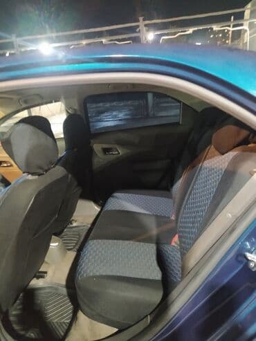 авто дешево купить: Bu, dörd qapılı, mavi rəngli Chevrolet Cobalt sedanıdır. Avtomobil — 4