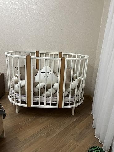 beşik: Oval formalı uşaq beşiyi – ağ və açıq ağac tonlarının kombinasiyası — 3