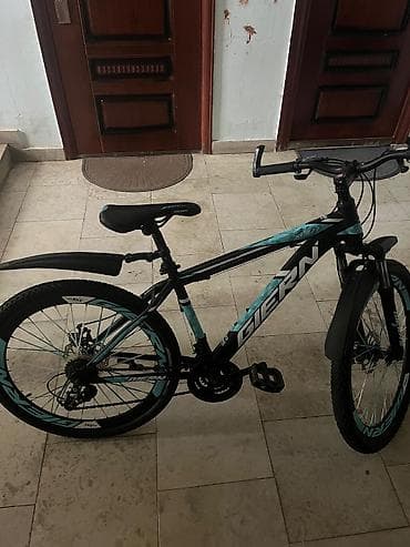 24 dyumlu velosiped: 26 ölçülü Velosiped satılır. 250azn-ə alınıb. Sürmeye ehtiyac — 2