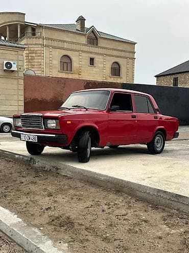 VAZ 2107, qırmızı sedan Xüsusiyyətlər: - Kuzov: 4 qapılı sedan