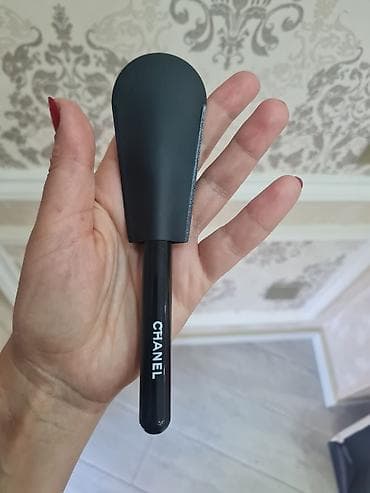 koja yubka: CHANEL Les Pinceaux – Foundation Brush N°100 - Məhsul: Tonal krem — 5
