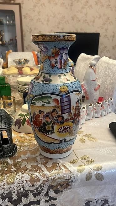 ваза красная: Одна ваза, Фарфор — 1