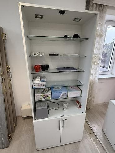 Şüşəli dolab vitrini