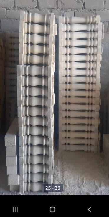 балясины из камня: Ağ rəngli, müxtəlif formalı və ölçülü dəmir-beton sütunlar. Bu — 39