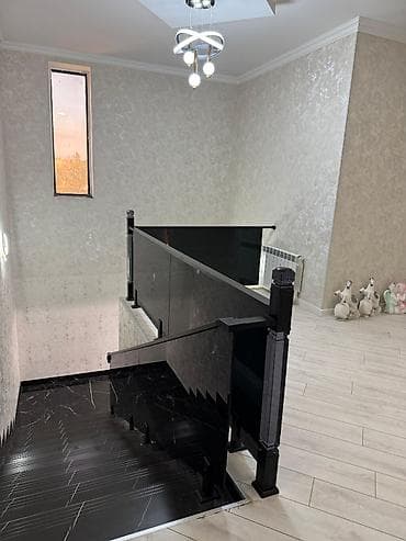 Qara şüşəli və mərmər effektli pilləkən məhəccəri - Dizayn