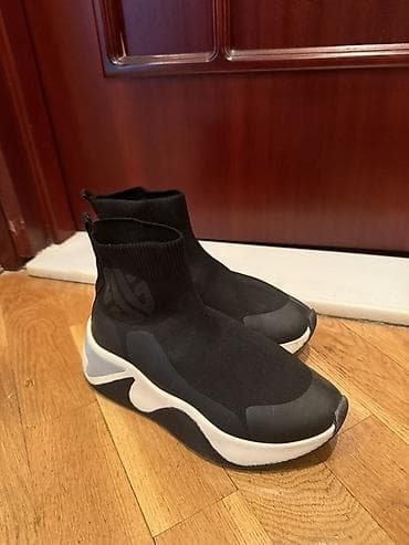 polo ayaqqabı: Yüksək boğazlı, corab tipli qara rəngli idman ayaqqabıları. Ağ və boz — 4