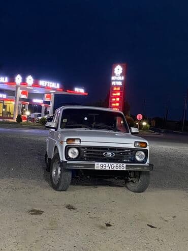 2004 2008 hyundai tucson ehtiyat hisseleri ve aksesuarları: Lada Niva 4x4, ağ rəng. Klassik kuzov dizaynı, yüksək klirens və tam — 7