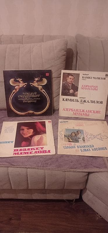 Sovet dövrünə aid vinil plastinkalar dəsti hamısı 70 manat Tərkib: -