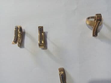 1 qram qizilin qiymeti: Dəstə daxildir: Üzük, Sırğa, Kulon, Gümüş — 1