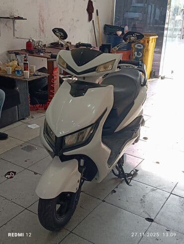 Ağ rəngli şəhər skuteri - Kuzov: aqressiv dizaynlı ön panel, ikili — 2