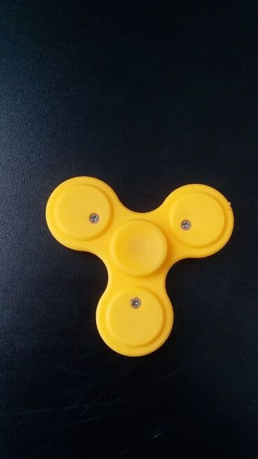 вертолеты на радиоуправлении: Sarı rəngli üçqanadlı fidget spiner - Tri-spinner dizaynı: üç balans — 1
