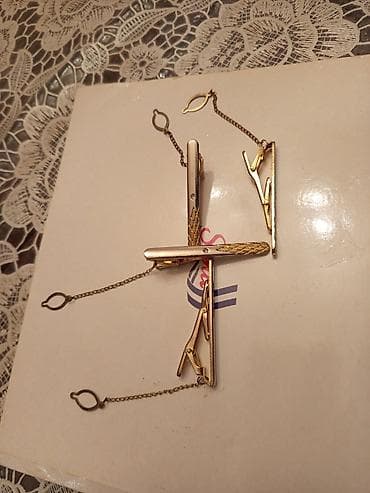 sumqayitda palto: Zəncirli, qızılı rəngli metal qalstuk sancaqları. Bu dəstə bir neçə — 5