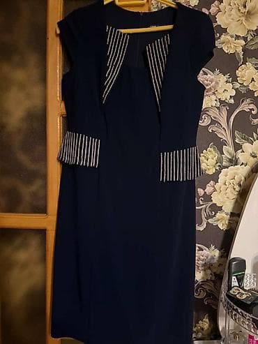 sade dön modelleri: Qadın paltarı – tünd göy rəngdə, qısaqoll, dizə yaxın uzunluqda şıq — 1