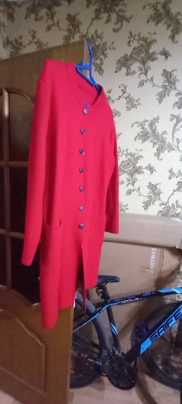 qadınlar üçün tvid jaketlər: Qırmızı qadın kardiqanı - Model: Dizaltı uzunluqda, düyməli kardiqan — 3