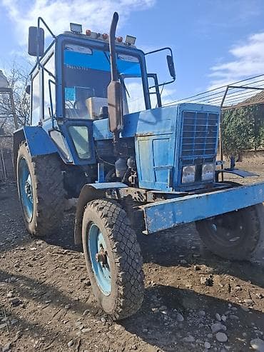 hava ceken: Mavi rəngli təkərli kənd təsərrüfatı traktoru - Kabinli, panoram — 1