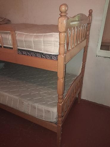 iki mərtəbəli uşaq çarpayısı: Oğlan və qız üçün, İşlənmiş, Çarpayı, Matras ilə, Siyirməsiz, Taxta — 3