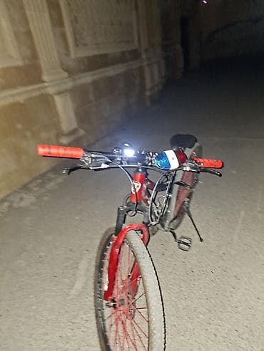 velosiped cube touring pro: Dağ/şosse hibrid tipli velosiped – qırmızı-qara rəng - Alüminium — 2