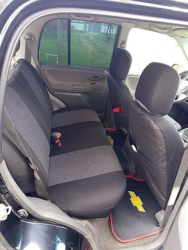 nissan sunny 2005: === PART 1: TEXTUAL DESCRIPTION === Qara rəngdə Chevrolet Tracker SUV — 7