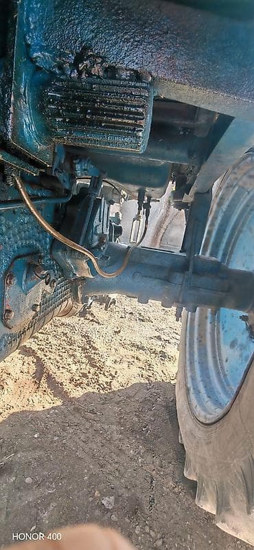 Moyka avadanlığı: Mavi rəngli kabinli təkərli kənd təsərrüfatı traktoru. Texniki — 4