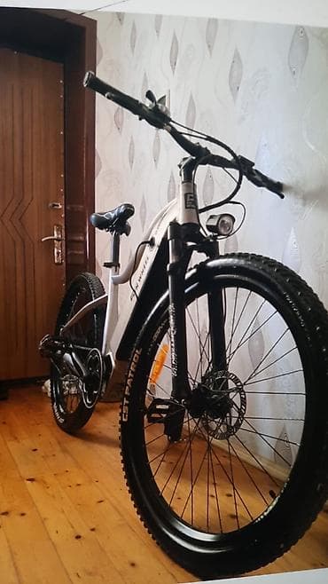 velosiped: İşlənmiş Elektrik velosipedi 28", sürətlərin sayı: 27, 250 Vt, Ünvandan götürmə, Ödənişli çatdırılma — 2