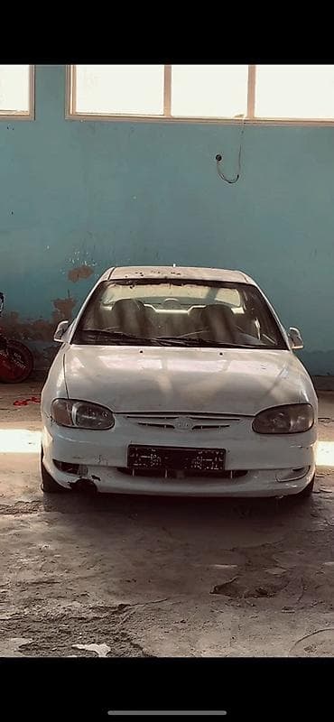 Ağ rəngli kompakt sedan avtomobil Xüsusiyyətlər: - Kuzov: 4 qapılı