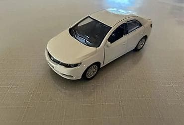 Ağ rəngli sedan tipli oyuncaq avtomobil maketi - Material: metal və