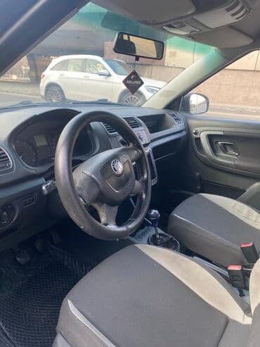 avtobuslar va mıkroavtobuslar: Skoda Fabia, ağ rəng, 5 qapılı hetçbek. Texniki və daxili — 3