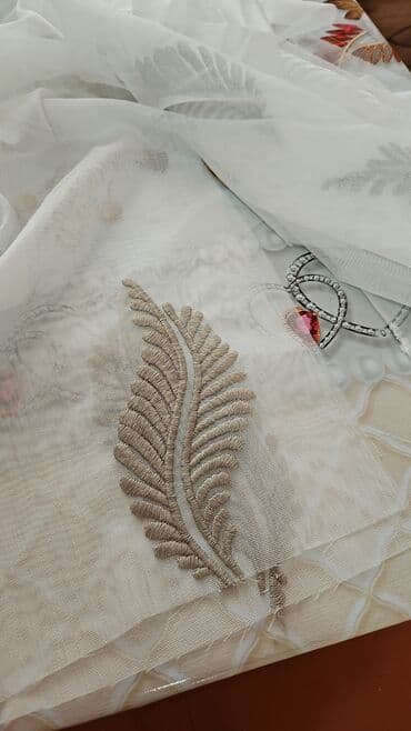 yuxuda ağ pərdə görmək: Ağ rəngli, zərif güllü naxışlarla bəzədilmiş tül pərdə. Yüngül və — 13