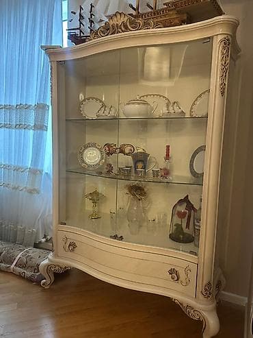 Klassik üslubda vitrin-büfe - Üslub: Barokko/klassik xəttlər, oymalı lalafo.az -da Klassik üslubda vitrin-büfe - Üslub: Barokko/klassik xəttlər, oymalı
