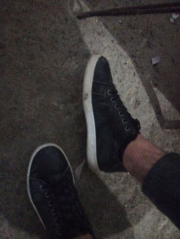 Ботинки: Qara rəngli gündəlik kişi krossovkası - Minimalist dizayn: hamar üst — 1