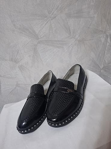 Qadın loaferləri – qara laklı üst, bal pətəyi teksturalı ön hissə - — 2