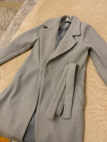 jaketler qadin ucun: Zərif boz rəngdə qadın palto - Kəsim: Dizə qədər uzunluqda, klassik — 4