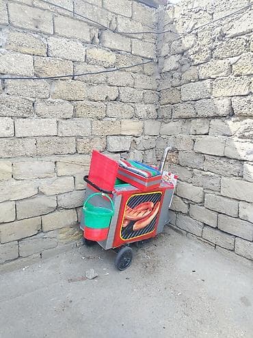 Küçə ticarəti üçün mobil hot‑doq və piroşki arabası - İki təkərli