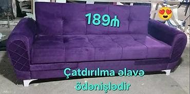 Bənövşəyi rəngdə, yumşaq məxməri parça ilə örtülmüş rahat divan. Geniş