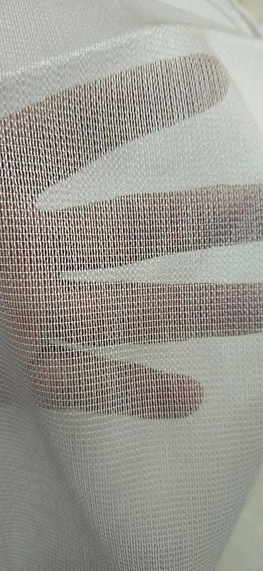 Ağ rəngli şəffaf tül pərdə, otağa zəriflik və işıq verir. Yüngül