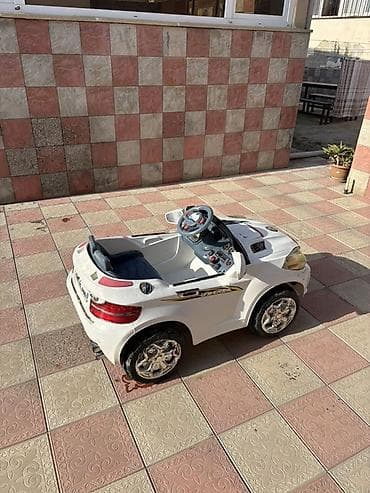 Uşaq üçün elektrik maşınları: Uşaq üçün elektrikli akü maşın – ağ rəng, SUV üslubunda kuzov, xrom — 2