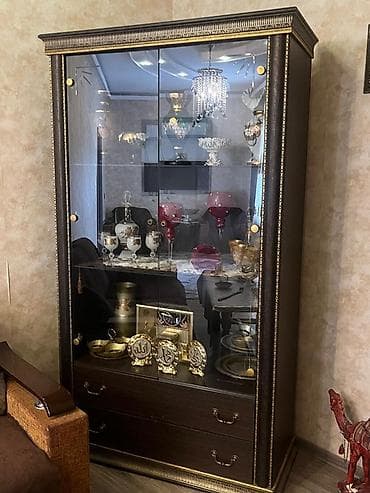 Klassik üslubda şüşəli vitrin dolabları dəsti - Rəng və material