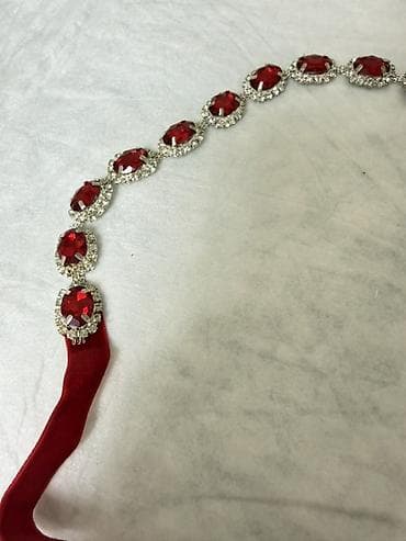 Qırmızı daşlı zərif toy kemeri
Satilir — 2